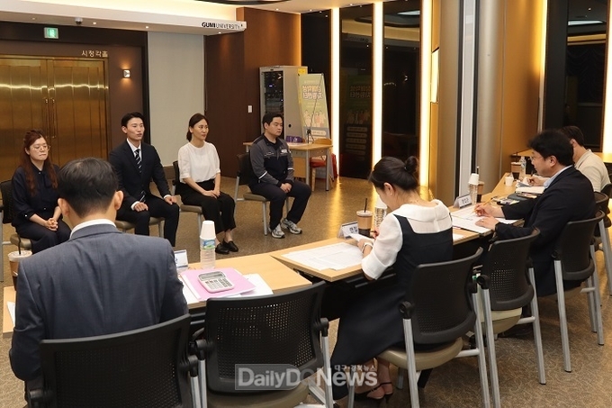 구미대학교 제공) 구미대 학생들이 기업 인사담당자가 참여한 모의 면접에 임하고 있다.