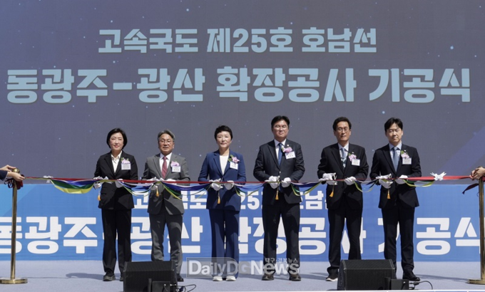 22일(월), 국립광주박물관에서 열린 동광주-광산 확장공사 기공식에서 왼쪽부터 신수정 광주광역시의회 의장, 강기정 광주광역시장, 전진숙 국회의원, 정준호 국회의원, 함진규 한국도로공사 사장, 윤한수 한국도로공사 건설본부장이 기념 촬영을 하고 있다.