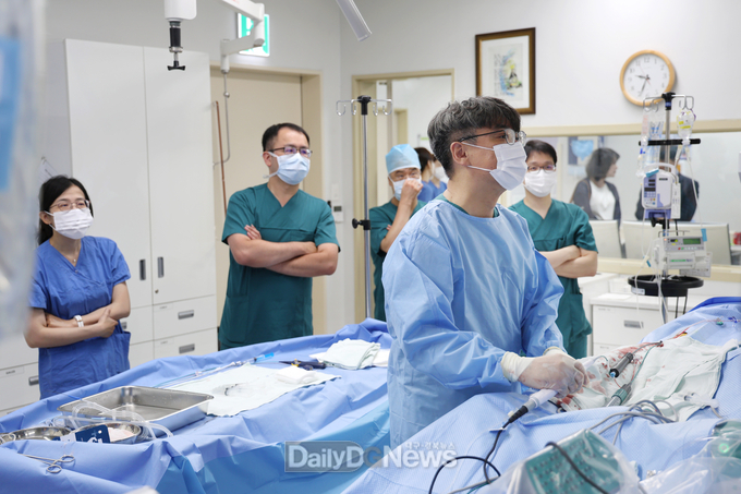 계명대학교 동산병원. 방사선 제로 부정맥 도자절제술 시연중인 박형섭 교수. (사진=계명대 동산병원 제공)
