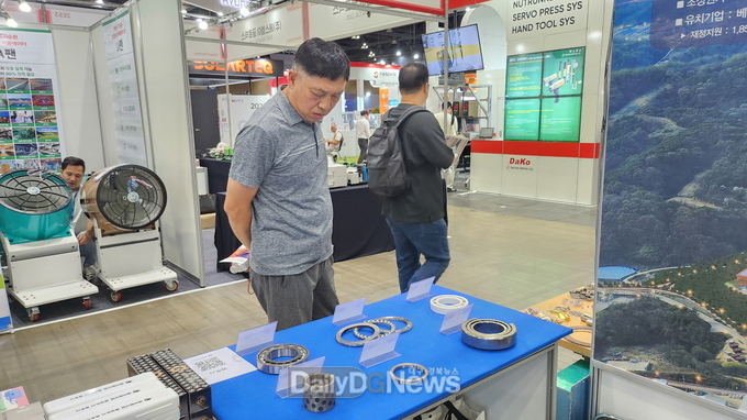 9월23일부터 26일까지 진행되는, AMXPO 2025서 영주시 첨단베어링 국가산단 알린다(관람객이 베어링을 구경하는 모습)