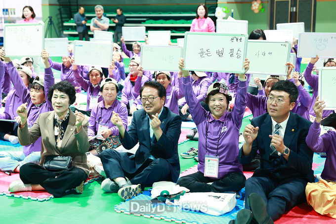 울진군은 지난 9월 20일 울진국민체육센터에서‘2025 등불을 밝혀라! 도전골든벨’행사를 개최했다