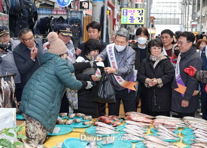이강덕 포항시장, 추석 명절 앞두고 민생 현장 속으로…시민 소통 강화(지난 1월 설 명절을 앞두고 민생 소통을 위해 죽도시장을 찾아 장보기 챌린지를 펼치고 있는 이강덕 포항시장.