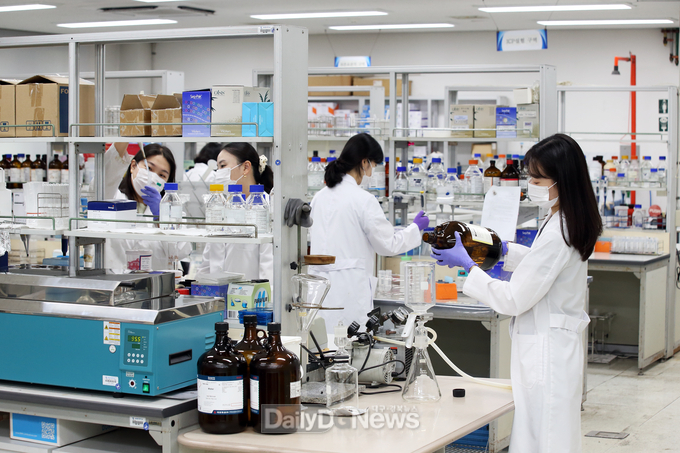 계명대 TMR센터에서 연구원들이 식품성분 분석을 하고 있다 (사진=계명대 제공)