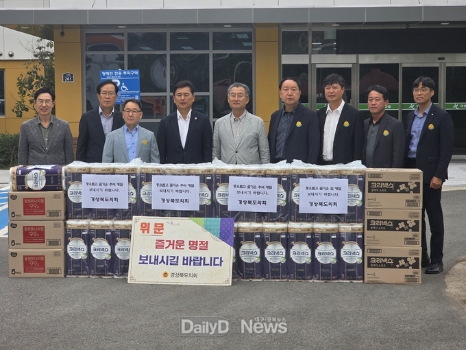 김대일 의원과 의회사무처 직원들