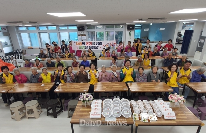 군위읍지역사회보장협의체, 군위해피케어주간보호센터에 영양간식 전달