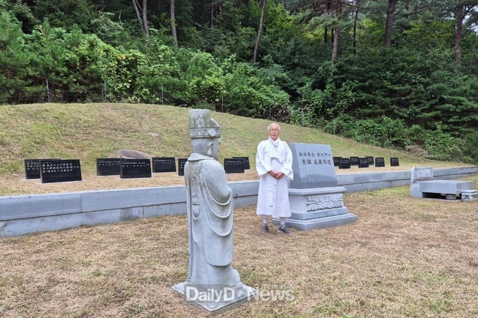 진성이씨 주촌종가 추모제단 앞에 서있는 종손