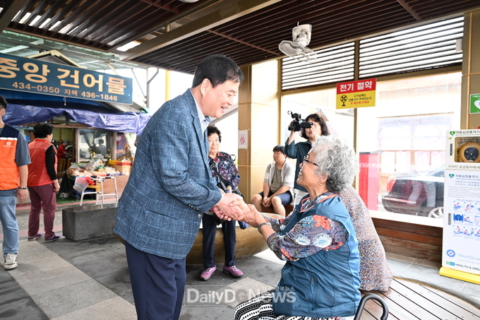 김천시, 소상공인 지원과 지역경제 활성화 위한 전통시장 장보기 행사 추진