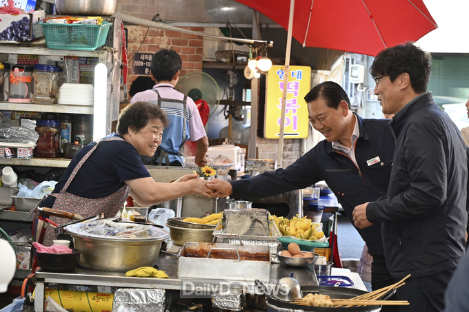 대구 남구. ‘추석명절 전통시장 장보기 행사’ 실시 모습. (사진=남구 제공)
