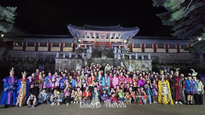 2025 세계유산축전 경주역사유적지구 ‘빛으로 쓰는 이야기 IN 불국사’에 참여한 관람객 단체 기념촬영
