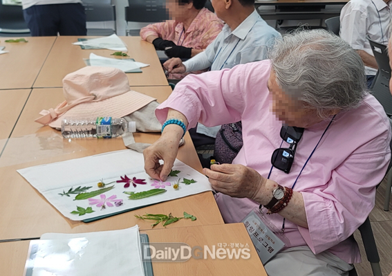  대구북구치매안심센터 참가자들이 ‘오감빙고’ 숲해설 프로그램을 듣고 있다. 한국산림복지진흥원 국립칠곡숲체원 제공