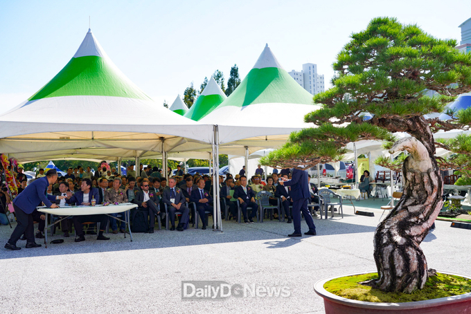 한국 분재의 우수성과 아름다움을 한자리에서 만날 수 있는 제35회 한국분재대전을 9월 26일부터 28일까지 3일간 울진군민 체육관에서 개최했다.