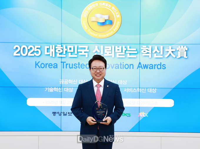 울진군은 지난 9월 29일 서울 중구 더플라자호텔에서 개최된‘2025년 대한민국 신뢰받는 혁신 대상’시상식에서 행정혁신 부문 4년 연속 수상을 했다.