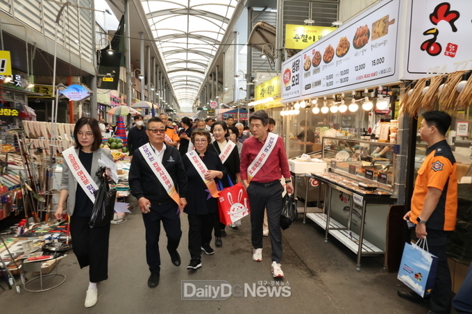 포항시, 지역경제 회복에 힘 보탠다! 추석 맞이 전통시장 장보기 나서