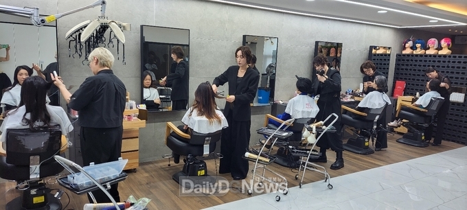 29일 구미대학교가 APEC 대비 이미용 서비스 분야 리허설을 진행하고 있다