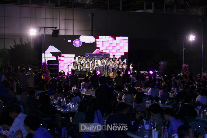  시청 직장어린이집 원아들이 공연을 하고 있다
