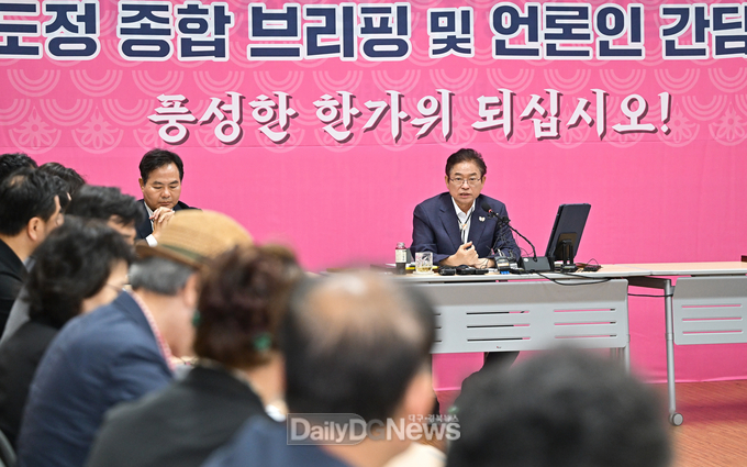 )경상북도 이철우 도지사가 10월 1일 경주엑스포공원 대회의장에서 도정 주요 현안에 대한 추석맞이 종합브리핑 및 언론인 간담회를 개최하고 있다.