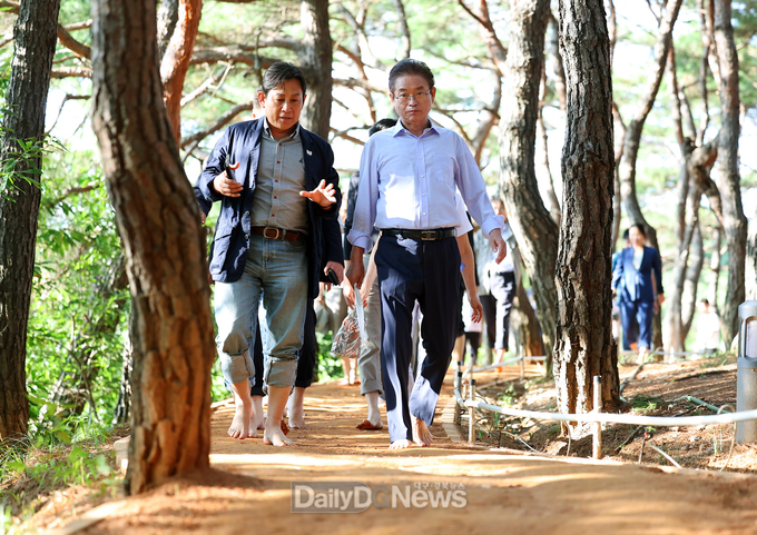 천년숲 황톳길 맨발로 걷고 건강도 채우세요!