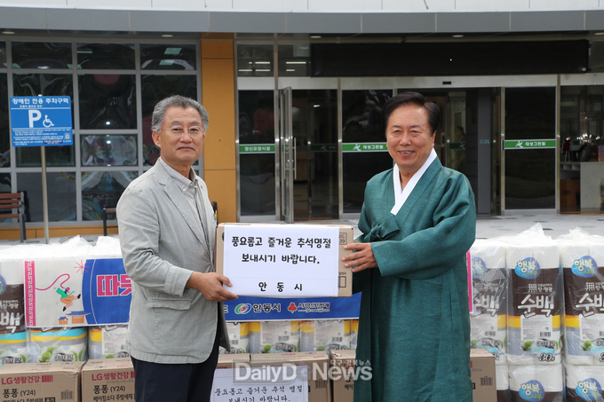 사회복지시설 방문해 시설 이용자 및 종사자 격려하며 위문품 전달