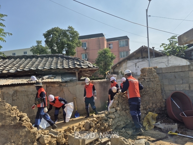 경북안전기동대, 폭우 피해 독거노인 가구 긴급 담장 정비