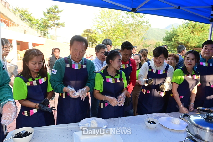 농림축산식품부 송미령 장관, 봉화군 공공형 계절근로자 추석맞이 행사 방문 격려