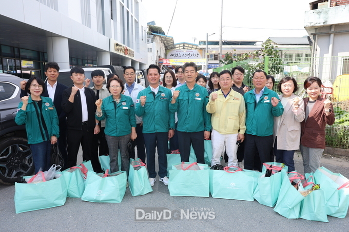 예천군의회, 추석맞이 전통시장 장보기 동참