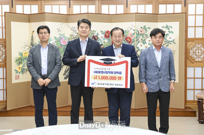 산양금천파크골프클럽 100만 원, 한국농어촌공사 문경지사 100만 원 기탁