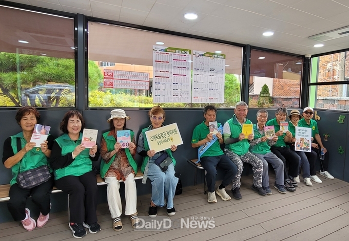 효령면 새마을회, 스마트승강장에 도서 기증