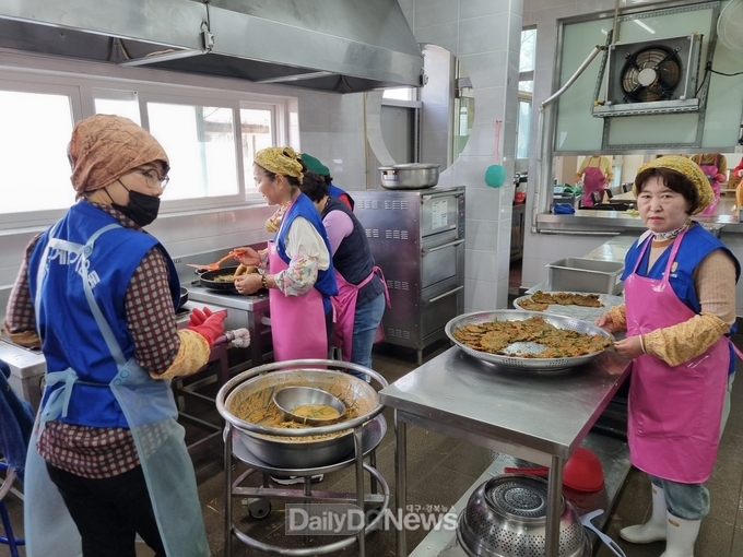 계림동 성당 나눔의 집에서 취약계층 및 어르신 대상 급식봉사 