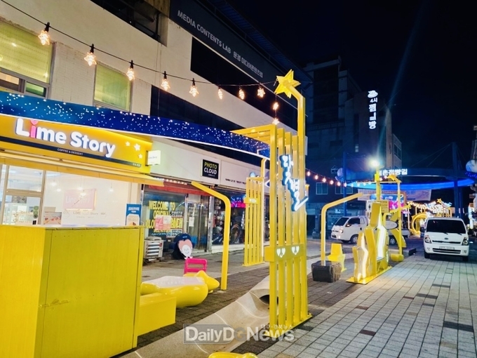 노란색 물결의 간판과 조형물, 화려한 조명으로 점촌원도심상권 재탄생
