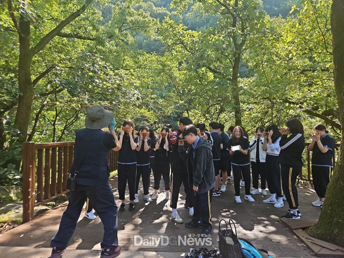 ‘생태전환캠프’에 참여한 원화중학교 학생들이 숲에서 산림교육을 체험하고 있다. 한국산림복지진흥원 국립칠곡숲체원 제공