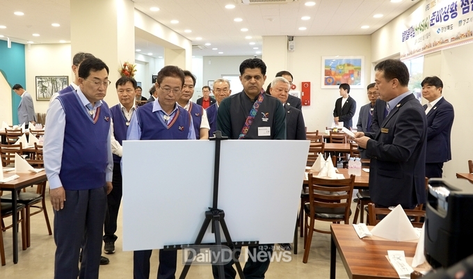  주낙영 경주시장(왼쪽 첫번째)이 15일 하이아시아 경주점에서 할랄음식점 운영 점검을 하고 있다