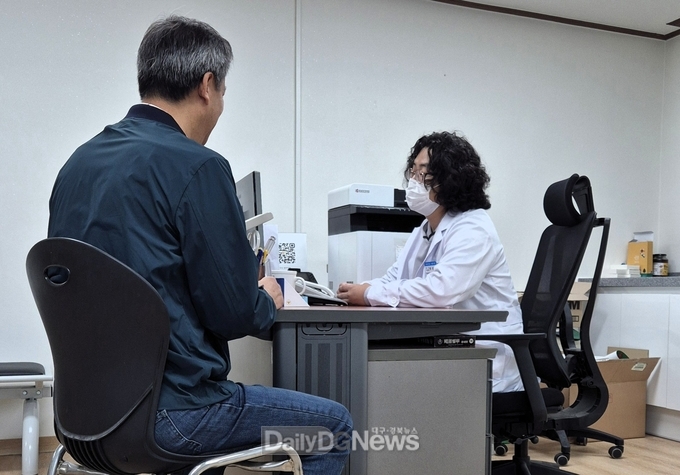 경상북도 제공) 보건진료소 진료 장면