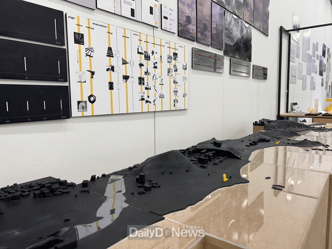 한동대학교 공간환경시스템공학부 건축학과 학생들의 졸업 전시 작품 사진