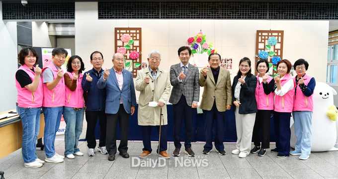 대한노인회 경산시지회, 행복선생님과 함께하는 경로당 어르신 작품 전시회 개최