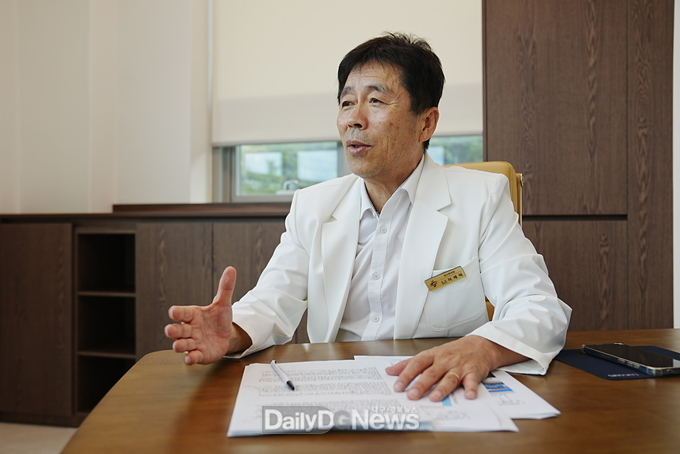 영덕국제H웰니스페스타 이재덕 추진위원장이 올해 행사를 설명하고 있다.