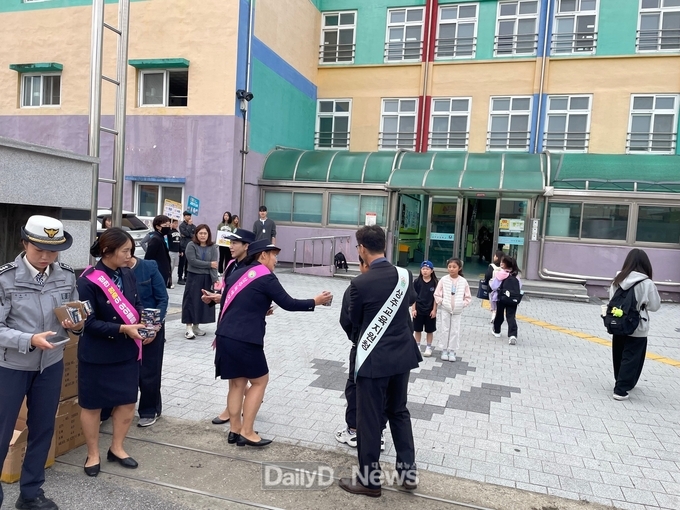 등굣길 어린이 교통안전 캠페인 실시