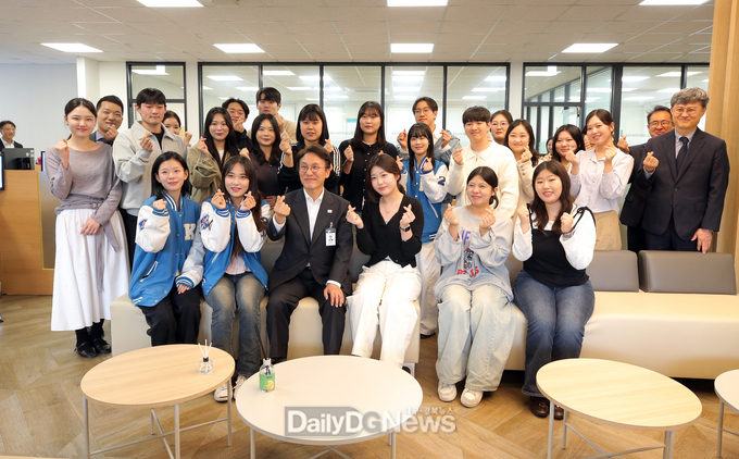 김민석 국무총리가 진로 상담 후 계명대 학생들과 컨설턴트와 함께 기념촬영을 하고 있다. (사진=계명대 제공)