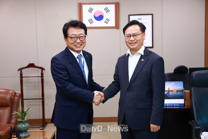 손병복 울진군수는 김성범 해양수산부 차관과 면담을 갖고 최근 운항이 중단된 울진(후포)_울릉(사동) 항로의 크루즈선 지속 운항 또는 대체선(쾌속선 등) 투입 방안을 건의했다.