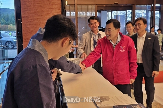 주낙영 경주시장이 25일 소노캄 경주호텔 인포메이션 데스크를 찾아 근무자들을 격려하며 APEC 정상회의 준비상황을 점검하고 있다.<br>
 