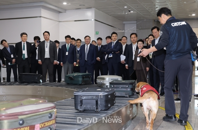 지난 24일 국회 기획재정위원회 임이자 위원장을 비롯한 위원들이 포항경주공항을 방문해 항행시설과 출입국 동선, 인프라 현황 등을 직접 점검했다.