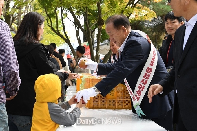 문경사과 축제 기간 최다 방문객 및 최고 판매액 신기록 경신! 