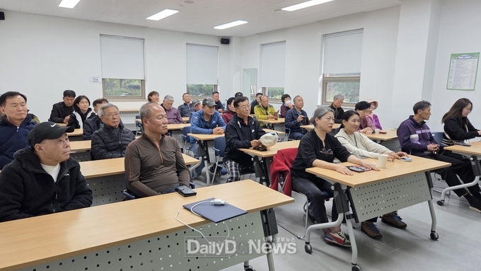 울진군은 영주시와 봉화군 일원에서 울진임업사관학교 현장학습을 실시했다.