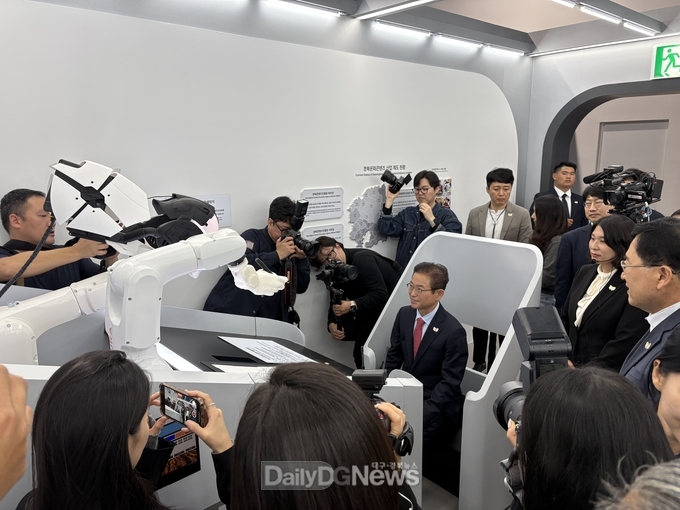 경제전시장(지사님_방문_AI드로잉_로봇체험)