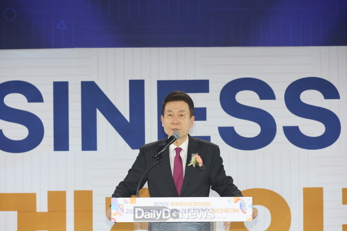 지난 27일 인천 송도컨벤시아에서 열리는 ‘제29차 세계한인경제인대회&2025 KOREA BUSINESS EXPO INCHEON’에 참석해 인사말을 하고 있는 이강덕 포항시장.