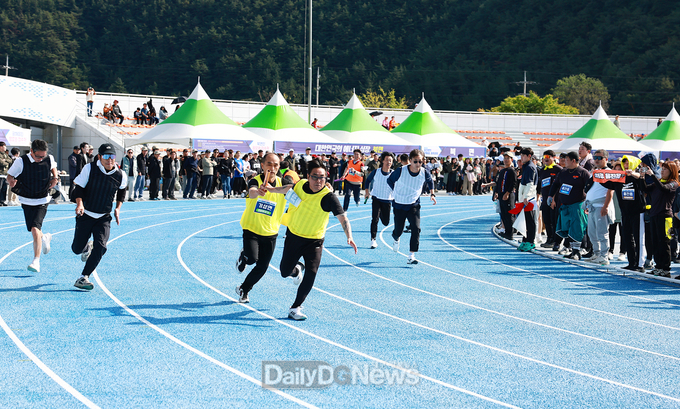 ‘화합하는 희망울진, 하나되는 행복울진’이라는 슬로건으로 열린 이번 제52회 울진군민 한마음 체육대회는 관내 10개 읍·면 선수단이 한자리에 모여 세대와 지역이 어우러지는 진정한 군민 화합의 장으로 펼쳐졌다