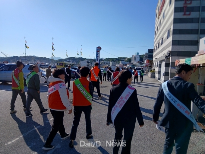 울진군은 죽변항 수산물 축제의 성공적 개최를 위해‘죽변항 수산물축제 대비 위생관리 강화 유관기관 협력 간담회’를 개최하고 위생·친절 캠페인을실시했다
