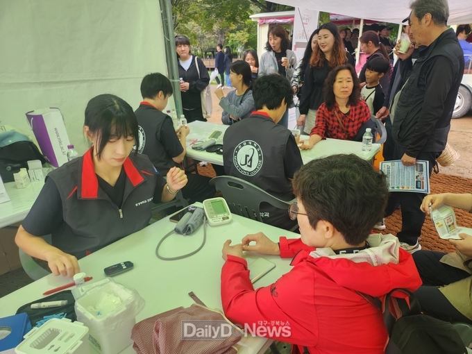 문경대학교 간호학과, 문경사과축제서‘환경지킴이 프로그램’ 봉사활동 진행