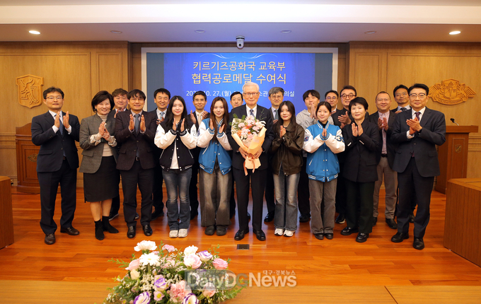 신일희 계명대 총장. 키르기스스탄 교육부로부터 협력공로메달 수여 모습. (사진=계명대 제공)
