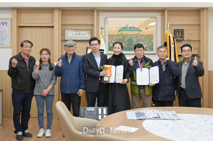 김광열 영덕군수가 평생학습 박람회에서 수상한 어르신들을 격려하고 있다.