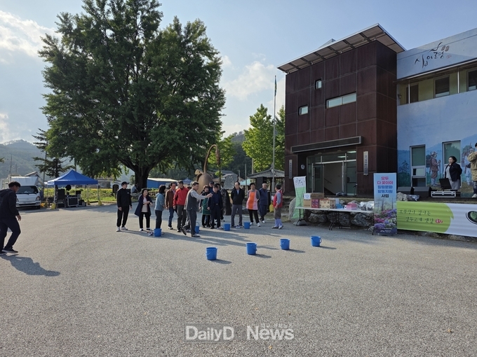 제14회‘십이령 등금쟁이 축제’가 마을주민과 관광객 약 500명이 참석한 가운데 성황리에 마쳤다.